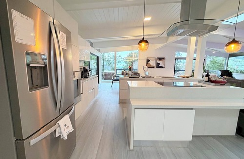 Highlands-Baywood Park House | Luxury 4BR Eichler Near SFO & Biotech Hub with Hot Tub &Massage Chair