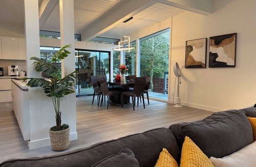 Highlands-Baywood Park House | Luxury 4BR Eichler Near SFO & Biotech Hub with Hot Tub &Massage Chair