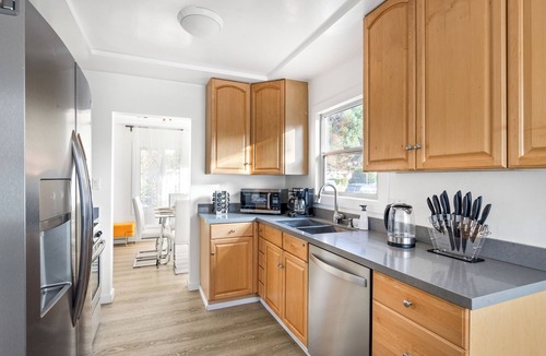 Burbank House | Luxury 5BR Retreat | Pool, Spa & Near Universal