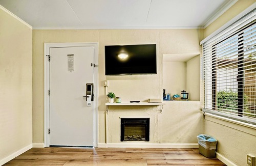 Northeast Carmel House | Luxury Carmel Suite Walk 25 min walk Carmel Beach 109