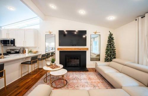 Southwest Anaheim Apartment | Luxury Disneyland Hyatt Home Family & Exec friendly