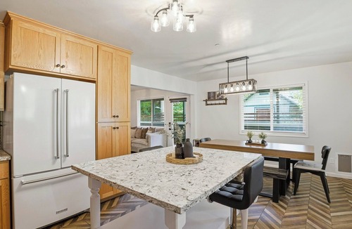 Guerneville House | Luxury Furnished 5BR Home Sleeps 12 for 30+ Day Rental, Pet Friendly!