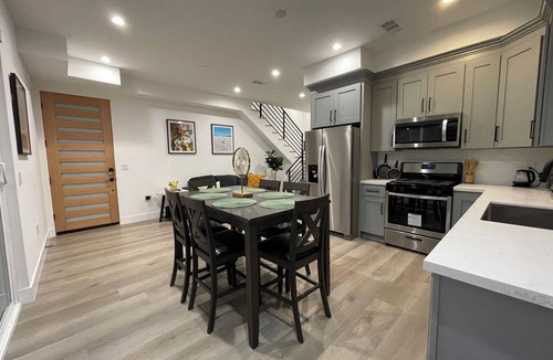 Wilshire House | Luxury Gallery Artist Home