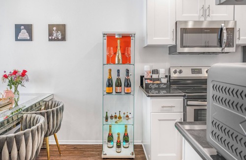 Westlake Village Apartment | Luxury Poolside 2BR Retreat Spa Massage Chair Westlake Village