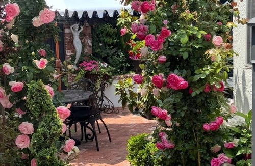 Belmont Shore House | Maison de Fleurs, BELMONT SHORE FAVORITE Private Yard, Garage