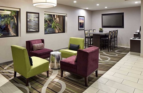 Mission Valley Hotel | Making The Best Memories Along The Way: Inviting Room with Pool Access