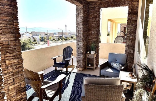 Stevenson Ranch House | Master BR with Bath In Beautiful Resort-Style