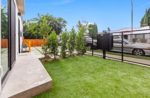 View Park-Windsor Hills House | Memory Foam Beds - Relax in the Heart of Sunny LA in a Holiday Home