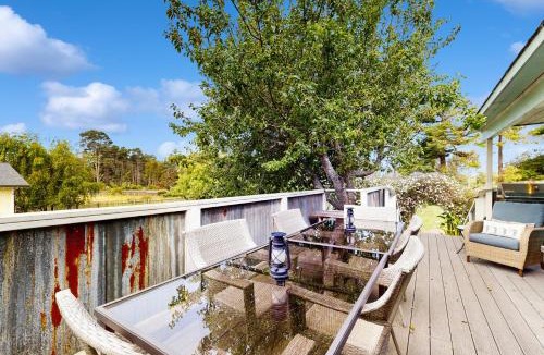 Cleone House | Mermaid Manor - Hot Tub & Steps to the Beach