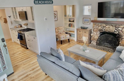 Pacific Grove Cottage | Mermaids & Moonlight By The Sea 1 Minute walk to the Beach License #0447