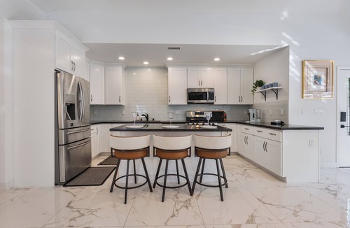 North Central House | Minimalist Serene Home in near Rose Bowl Stadium Pasadena