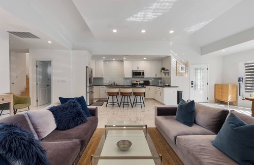 North Central House | Minimalist Serene Home in near Rose Bowl Stadium Pasadena