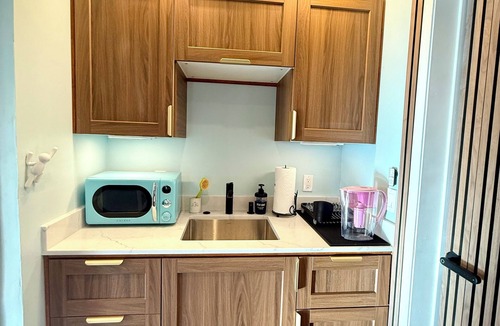 Northeast Carmel House | Modern 1BR Carmel Escape: Dog Friendly En-suite, Valley Views & Mins to Downtown