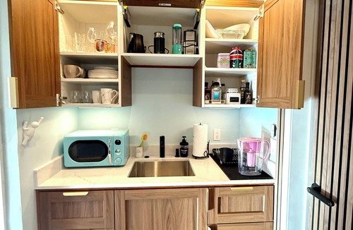 Northeast Carmel House | Modern 1BR Carmel Escape: Dog Friendly En-suite, Valley Views & Mins to Downtown