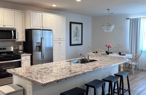 Reedley House | Modern 3 BD with 4 beds/2 BA Home - Near 3 Nat. Parks & 3 major HWYs