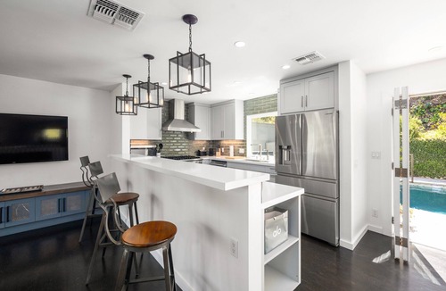 The Bird Streets House | Modern 3 Bedroom Villa with Pool & Hot Tub
