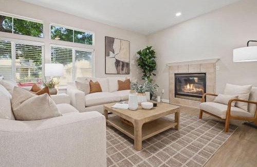 Davis House | Modern 3BR Davis Retreat