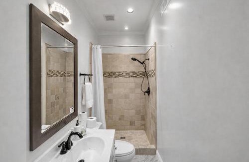 Woodland Hills House | Modern Hillside 1BR Retreat