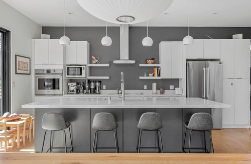 Riebli-Wallace Neighborhood Group House | Modern Hillside Retreat | Hot Tub | Views | Bocce