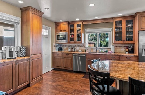 Eastside House | Modern home with ocean views, wood fireplace, & chef's kitchen - dog-friendly