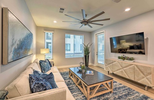 Irvine Business Complex Condo | Modern Irvine Condo w/Pool - 7 Mi to Beach!