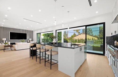 Encino House | Modern Luxury 7 Bedroom, 6 bath House W/private pool , jacuzzi & loft patio