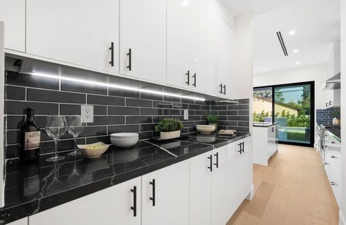 Encino House | Modern Luxury 7 Bedroom, 6 bath House W/private pool , jacuzzi & loft patio