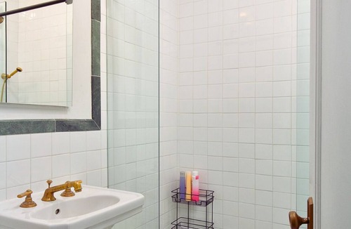 Westlake Apartment | Modern Magic: Queen Studio Retreat near DTLA!