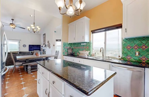 Copperopolis House | Modern Mountain Home+Hot Tub &+Scenic Views+Pets