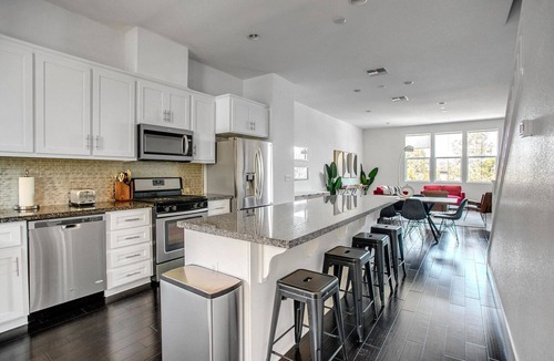 Newark House | Modern Newark 3BR w/Private Garage, near Restaurants, by Blueground