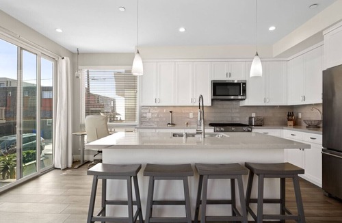 Mission Beach House | Modern Ocean View Getaway + Parking + Steps to ocean