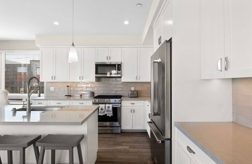 Mission Beach House | Modern Ocean View Getaway + Parking + Steps to ocean