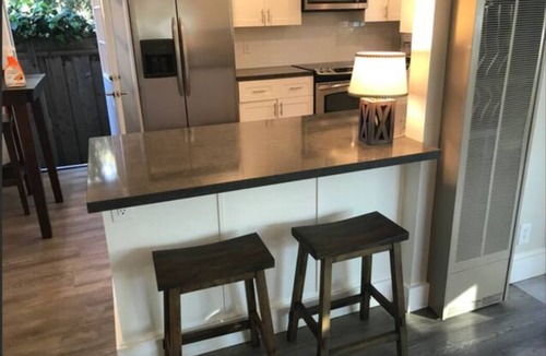 Shoreline West House | Modern Private Home W/Pool Near Downtown MV!