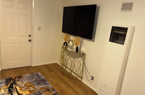 Inglewood Apartment | Modern & Private Studio Retreat in the Heart of Inglewood