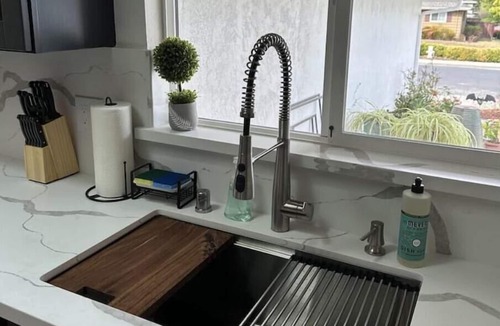 Santa Clara House | Modern, Renovated 5b/3ba near Apple, Kaiser