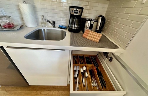 Fairview Park Apartment | Modern Rockridge Studio with Private Deck
