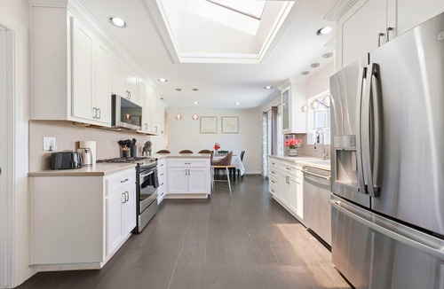 West San Jose House | Modern Silicon Valley Home With Spacious Backyard & Laundry