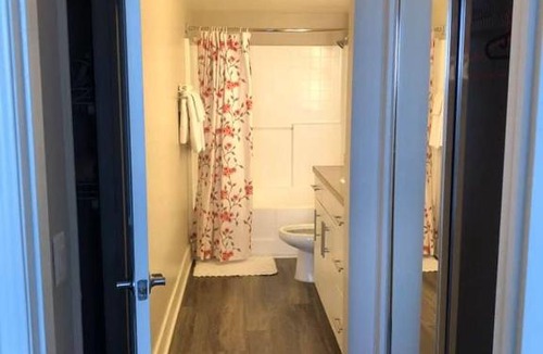 Pico Apartment | Modern Spacious Apt - Santa Monica with Parking and Pool