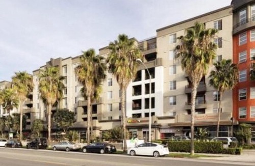 Pico Apartment | Modern Spacious Apt - Santa Monica with Parking and Pool