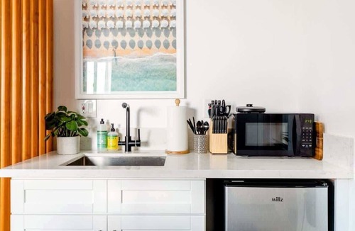Ladera Heights Apartment | Modern Studio | 10min to LAX & SoFi + Patio & WiFi