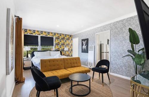 The Flats Apartment | Modern Studio Central Hollywood Location