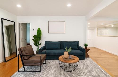 Tarzana House | Modern Tarzana Poolside Retreat