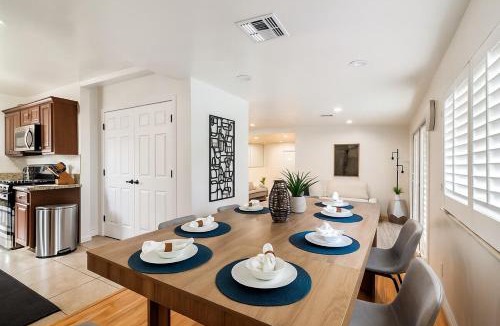 Tarzana House | Modern Tarzana Poolside Retreat