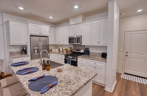 Santa Clarita House | Modern Valencia Townhome: 3BR, Pool, Steps to Paseos, Shops, & Dining