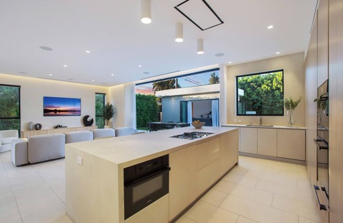 Beverly Hills Villa | MODERN VILLA POOL JACUZZI 6 BEDROOM