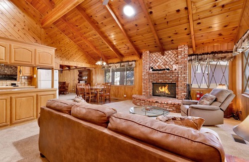 Summit Estates Cabin | "Moose Creek Chalet" | Walk to Snow Summit! Hot Tub, Pool Table & 4-Car Parking