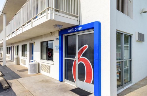 Redding Hotel | Motel 6-Redding, CA - Central
