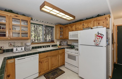 Summit Estates Cabin | Mountain Log Cabin Walking Distance to Snow Summit! Wood Burning Fireplace! Hulu Live & Roku!