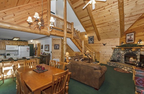 Summit Estates Cabin | Mountain Log Cabin Walking Distance to Snow Summit! Wood Burning Fireplace! Hulu Live & Roku!