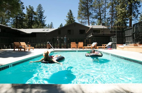 Lakeside Park Hotel | Mountain View Retreat | Lakeside Stay w/Outdoor Pool | 4 Family Ready Rooms